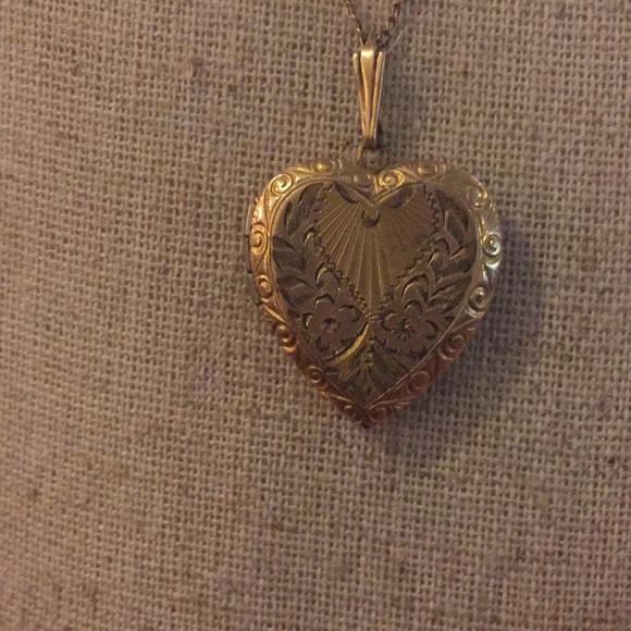 unbranded Jewelry - Gold heart shaped locket gold plated.